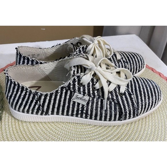 Zodiac Shoes - Zodiac Women’s Sneakers Size 5 Low Tops. Black & White Striped.